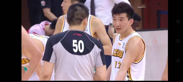 上肘子了，吉林琼斯肘击孙铭徽，双双吃违体犯规，闫军又被喊黑哨