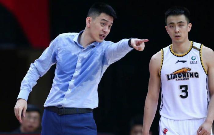 汗流浃背，为何杨鸣还坚持穿西装衬衫？杨鸣给出答案，为辽篮真拼