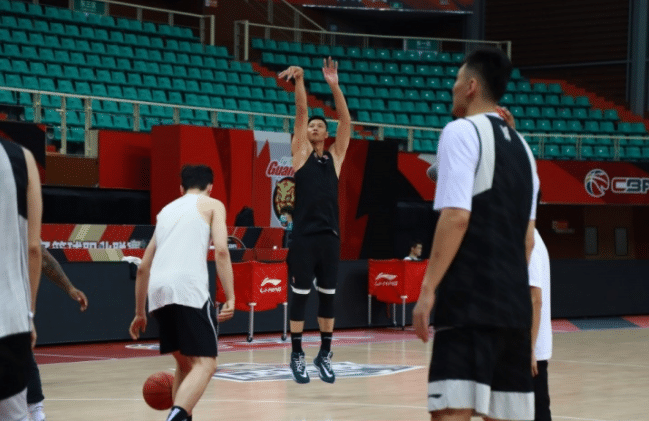 广东剑指第十一冠，杜锋赛前放大招，球迷热议，记者辟谣