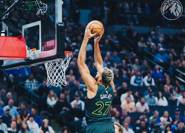 NBA大爆冷！西部重建队17分逆转豪强，2亿中锋9+23又成蓝领