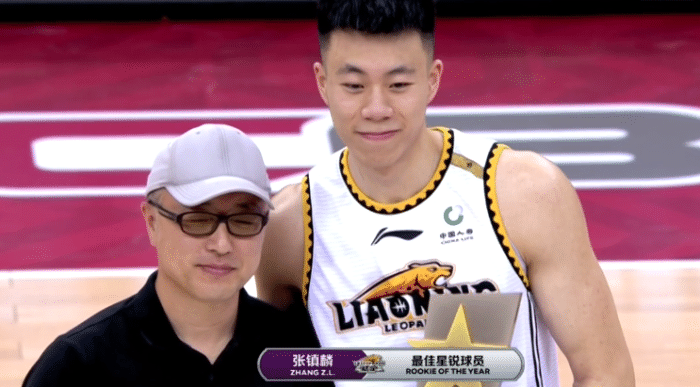 恭喜！张镇麟领取最佳星锐球员奖杯，首个CBA赛季已获三大荣誉