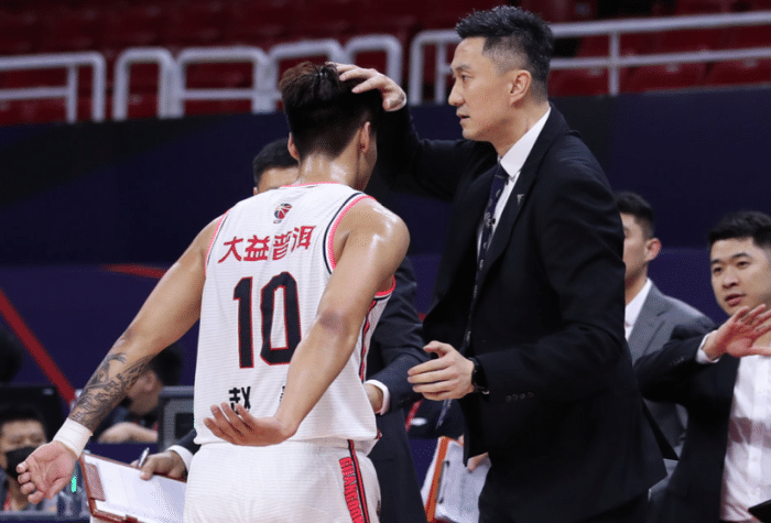 17+8+8！广东外援单节4中4打崩浙江，CBA版杜兰特+詹姆斯结合体！