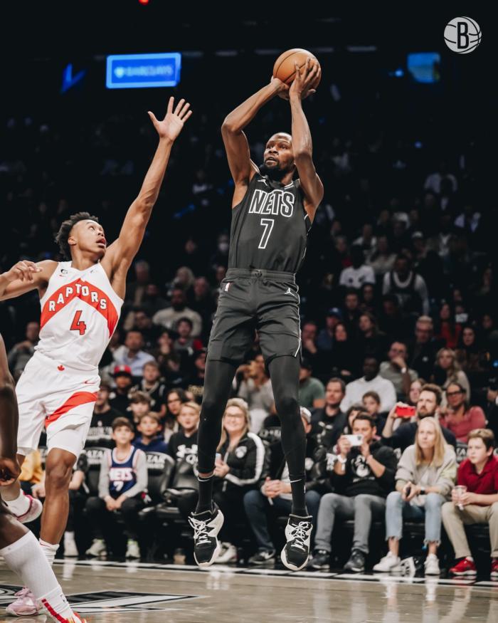 篮网首胜双巨合砍57分：杜兰特崴脚欧文末节13分 西卡空砍30+三双