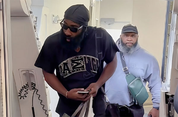 哈登抵达中国！下飞机走员工通道，现场球迷扑空，纷纷怒斥