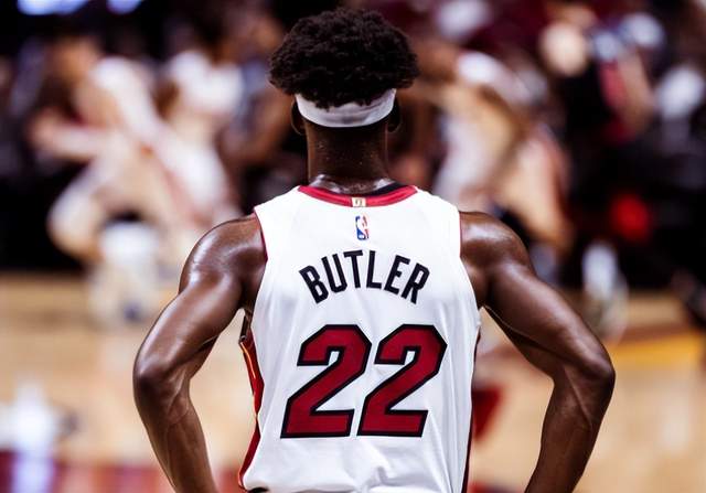 21投15分！2.15亿球星又梦游，末节5中0挨血帽，恐难成大器