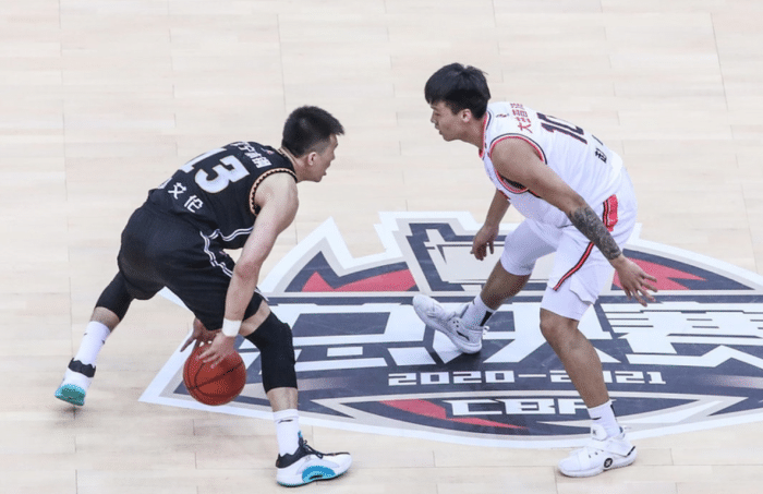 不让进国家队了？苏群：19年世界杯，赵睿因穿美国队服被篮协处分了！ 大超说