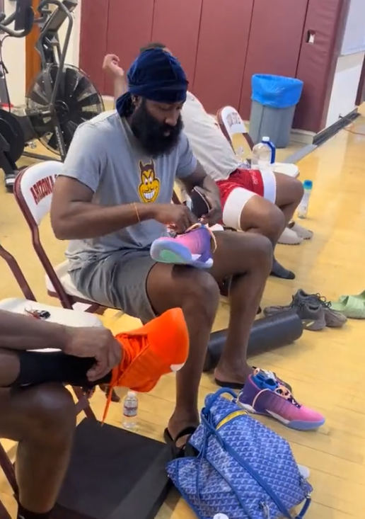 哈登最新训练曝光：挥汗苦练连中招牌三分 身材未走样并咧嘴大笑