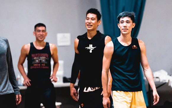 放飞自我！林书豪狂吃炸鸡汉堡甜甜圈，与吴彦祖等好友聚会