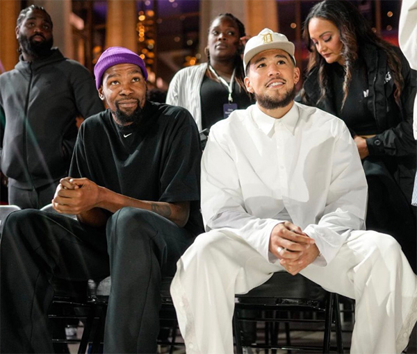 杜兰特文班亚马罕见合影：两人身高相差大半头 球迷热议KD显得很矮