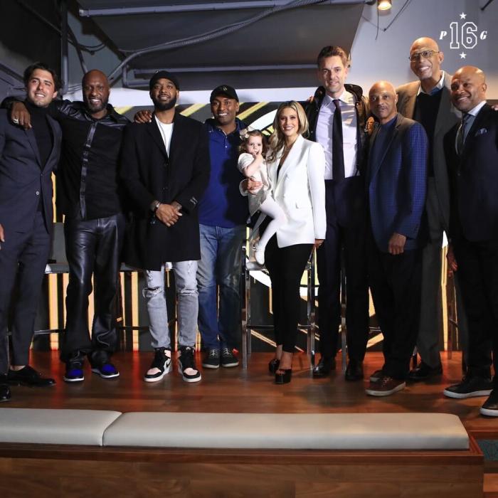 湖人正式退役加索尔球衣：16号紧挨科比太催泪 家嫂落泪全场高呼科比