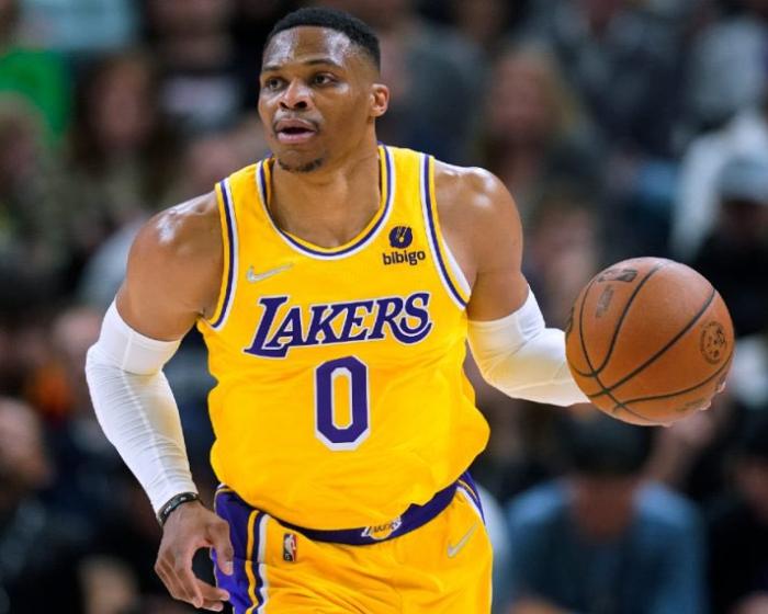 威少当面被骂太烂一幕曝光 多位名嘴炮轰神龟：湖人该把他送回家