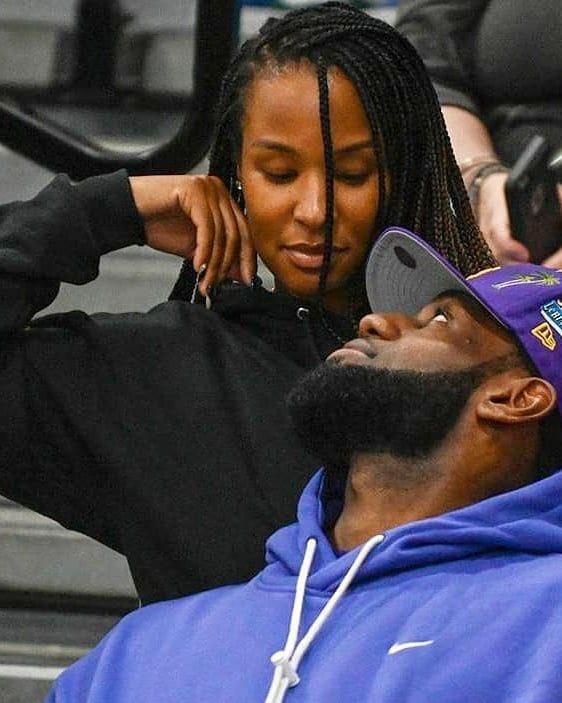 詹姆斯再次庆祝加冕得分王 更换头像并送爱妻情人节巨型花束礼物