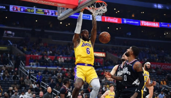 詹姆斯疑似腹股沟拉伤：30+8拼尽全力 受伤提前返回更衣室