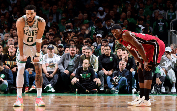 绿军东决G3变阵！奥拉迪波拄拐现身小紫帽抢镜：与塔图姆开怀热聊