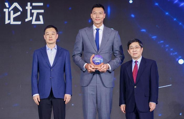 恭喜！易建联荣获年度大奖，领奖时谈到伤病恢复情况和退役问题