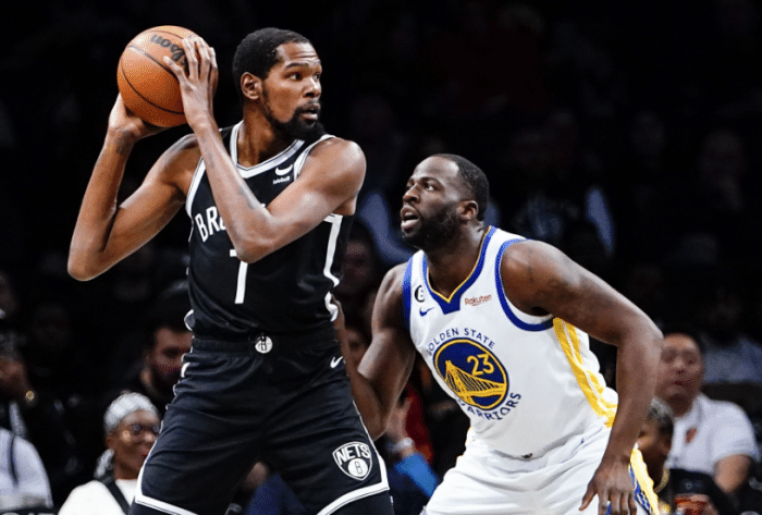 篮网大胜勇士狂刷纪录 替补席搞笑一幕：杜兰特庆祝却被助教向后拽