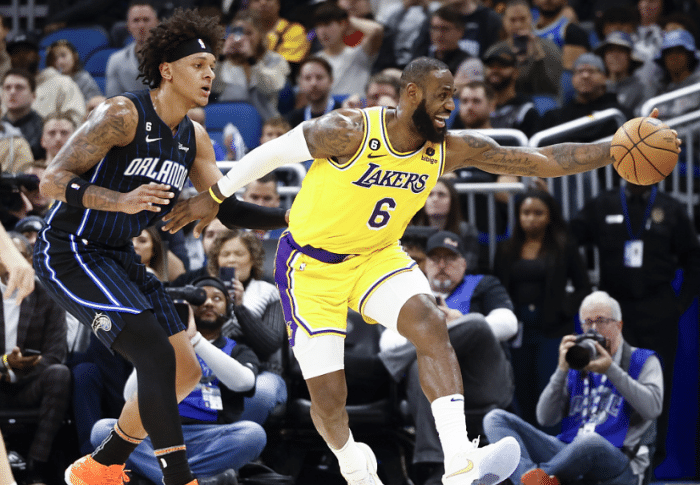 詹姆斯连续30+纪录中断：与对手发生口角冲突 摔出球场太拼