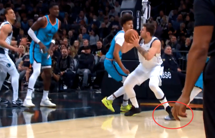 官宣东契奇0分伤退：左脚踝扭伤提前退赛 一瘸一拐离场画面曝光