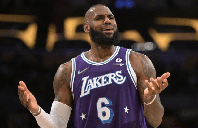 9战7败！詹皇罕见痛批裁判，浓眉生气拒绝采访，威少不再背黑锅