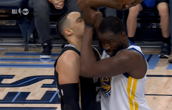 勇熊火药味一幕：格林用手臂压狄龙的脸险引冲突 都没吃T逃过一劫