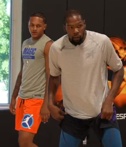 杜兰特最新训练曝光：苦练招牌杀招 班凯罗模仿KD同样弹无虚发