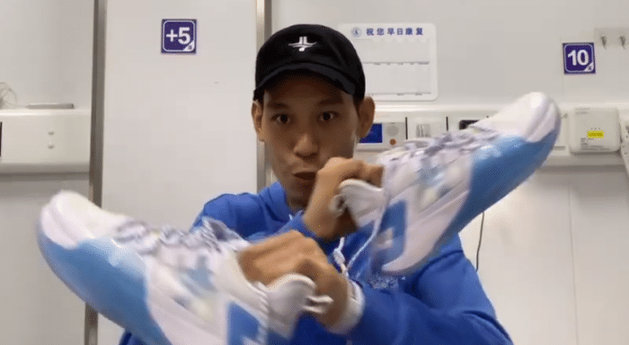 林书豪生日当天带货！感谢球迷祝福，在病房推出新款签名球鞋