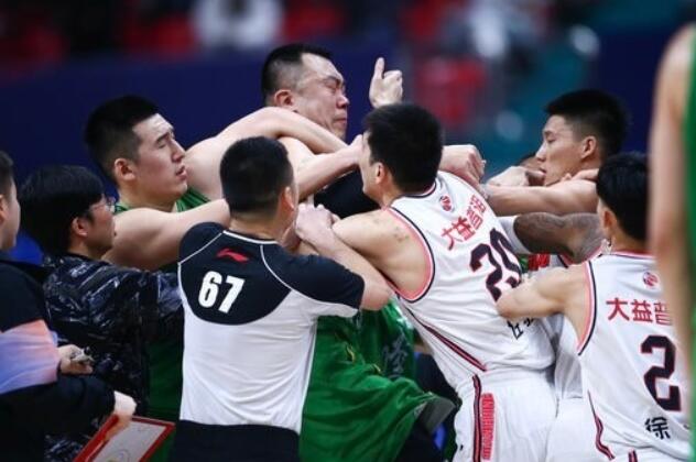 CBA重罚打架后，发公开信约束球迷！评论翻车：先让球员文明打球