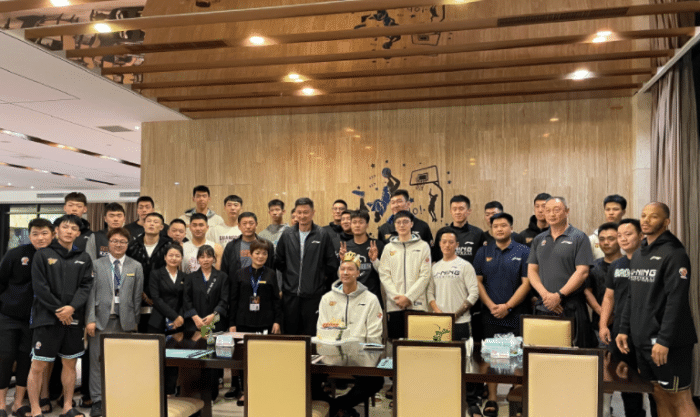 生日快乐！杜锋率广东全队给易建联庆生，蛋糕抢镜：九号新秀