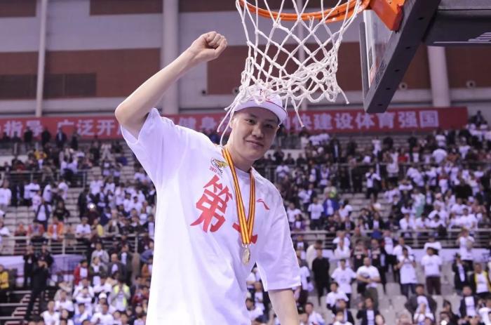 辽篮全队聚餐送别贺天举！杨鸣感慨，郭艾伦：我们这代人青春结束了！