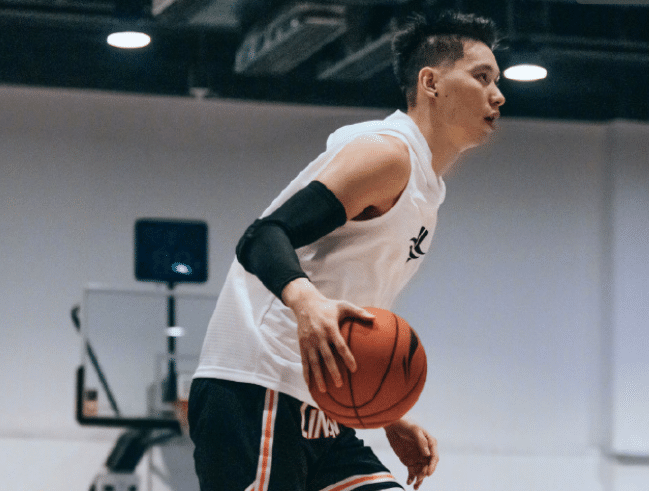 北京队长晒合影欢迎林书豪归队，4连胜连收好消息，全新配置冲冠