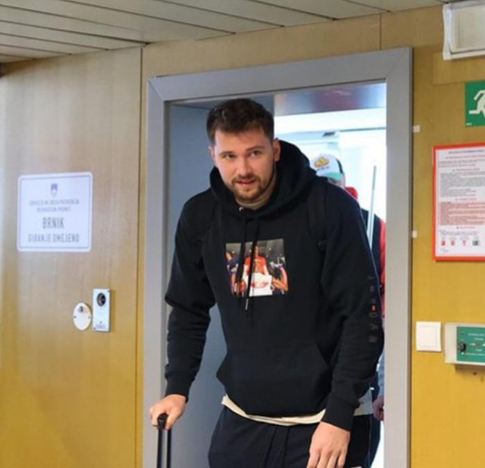 东契奇回国抵达斯洛文尼亚：女友牵狗跟随 美女偶遇并与他成功合影