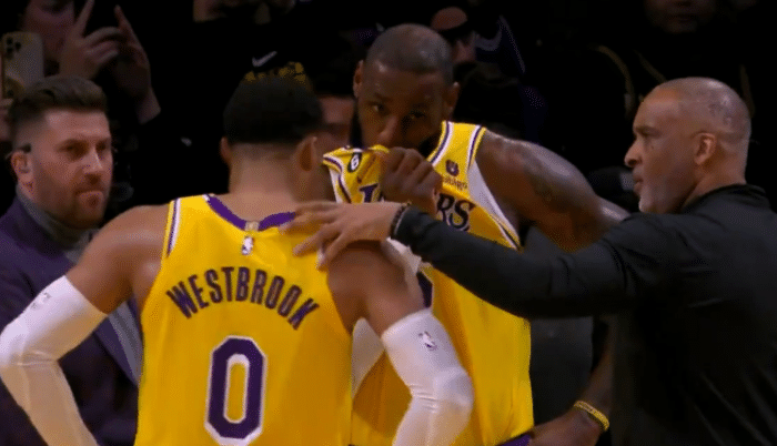 揭秘湖人场边争执：詹姆斯上前安抚两人 威少回应不是吵架助教也发声