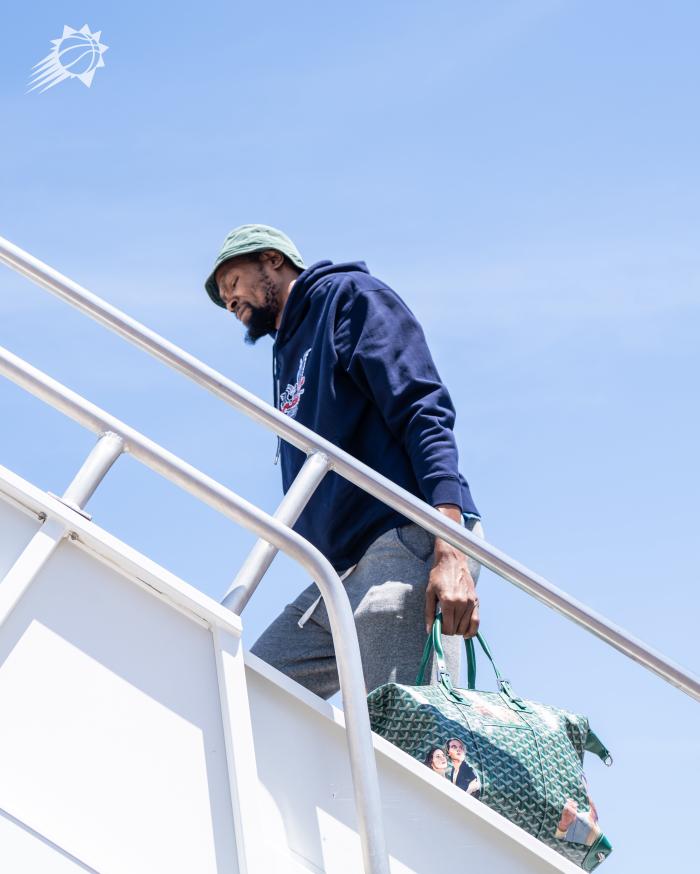 太阳队飞往丹佛：杜兰特小绿帽抢镜保罗大笑 官方预测4-3淘汰掘金