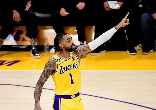 重创！湖人1.2亿先生崴脚伤退，痛苦倒地捂脚惨叫，恐缺席数场