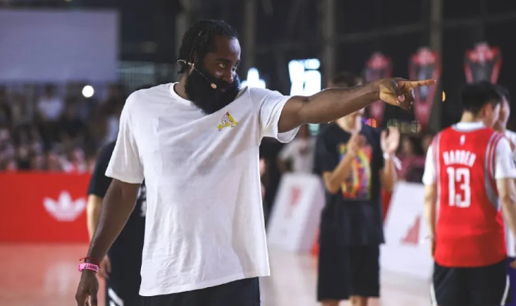 哈登大骂莫雷引热议！名记揭秘申请离队真因：76人从未给他续约合同