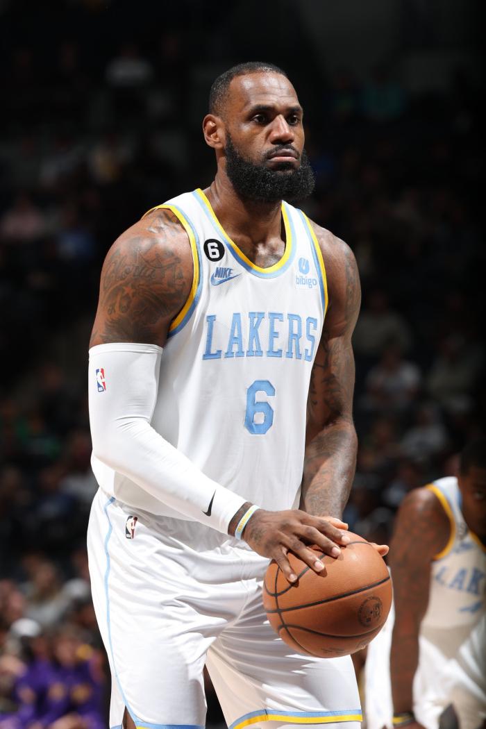 湖人5连败联盟倒数第一：詹姆斯又遭里程悲 威少替补18+8创纪录