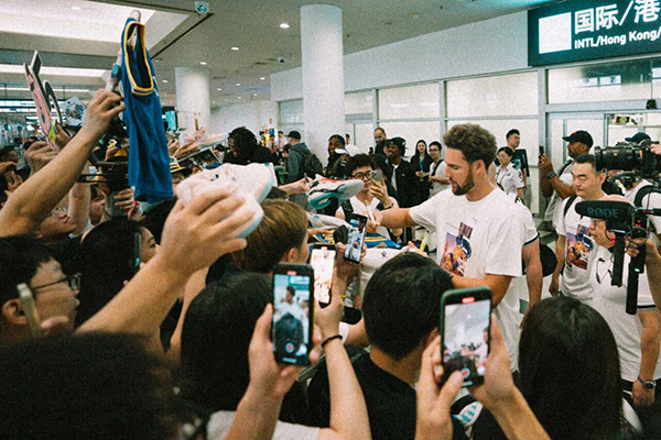 勇士两大球星抵达中国：克莱签名卢尼获锦旗 勇士第14人瞄准格里芬