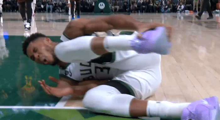 字母哥90度崴脚吓坏众人：霍乐迪抱头全场寂静 官宣悍将因伤提前退赛