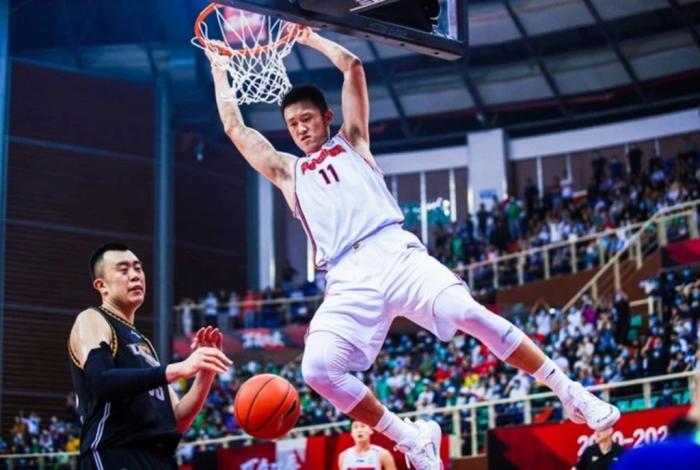 周鹏回顾16年篮球生涯！主动提到总决赛MVP，场外有佳人相伴