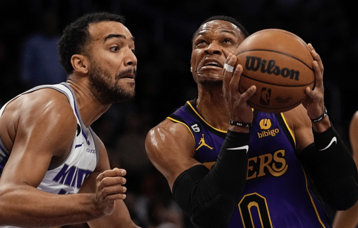 湖人2胜10负创耻辱纪录：遭逆转后詹姆斯面无表情 浓眉沮丧离场