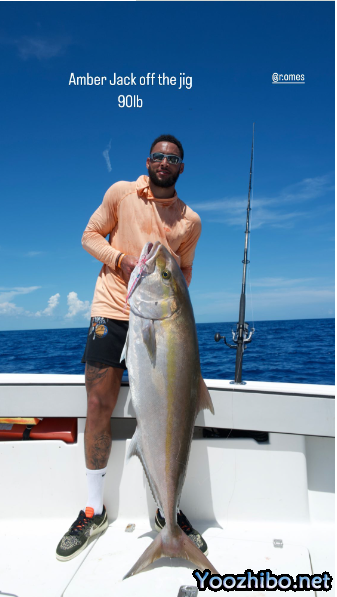 西蒙斯钓到80斤大鱼：费力提起大鱼晒成果 手臂肌肉太抢镜