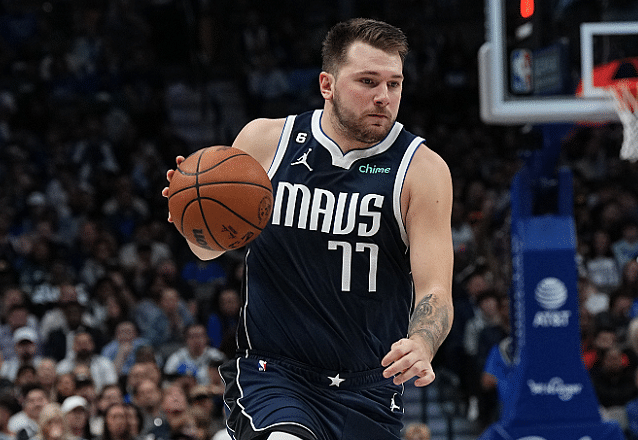 东契奇36分再创伟大纪录：赛后中途拦住杜兰特并拥抱安慰KD