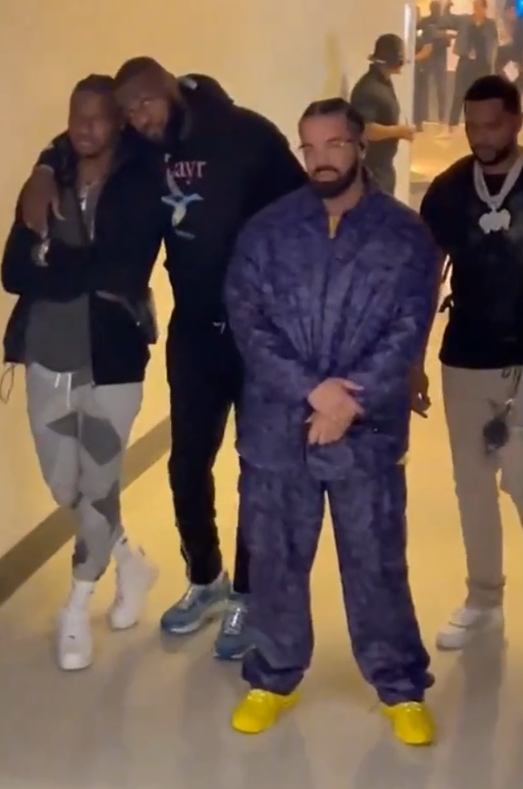 38岁詹姆斯又早起苦练:凌晨4点10分独自赤膊现身湖人球馆