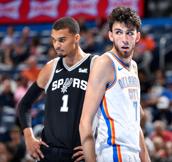 文班亚马首秀20+5创纪录：赛后拥抱切特 领跑最佳新秀赔率榜