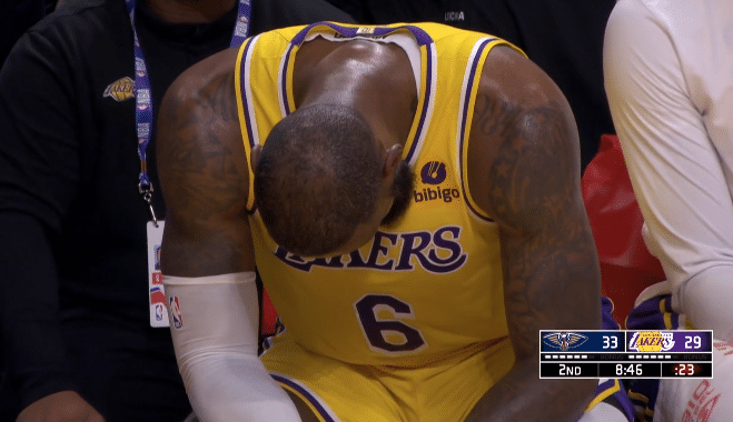 37岁詹皇带伤作战太累：坐替补席低头直喘粗气 累到吐舌太拼了