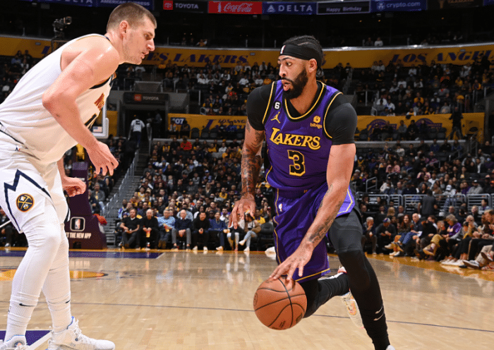 浓眉受伤一幕曝光：右脚受伤接受紧急治疗 因伤提前退出比赛