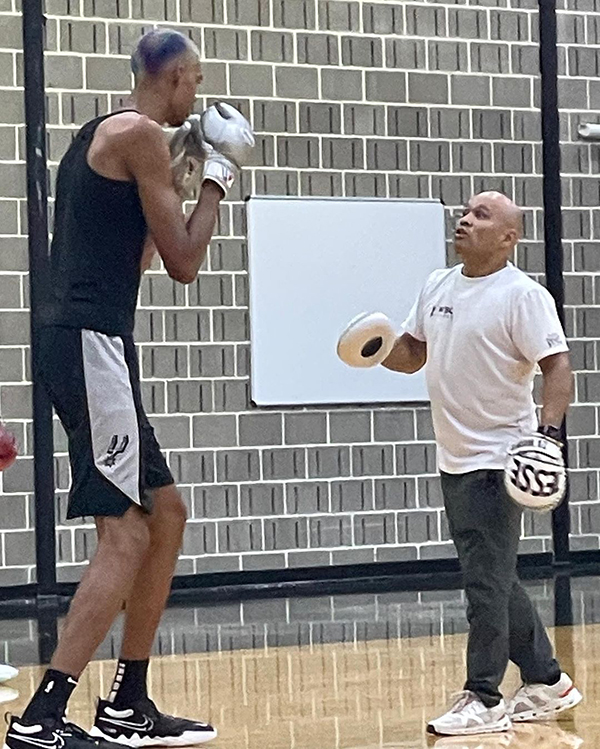 19岁文班亚马苦练拳击曝光：接受前拳王特训 马刺状元新发型抢镜