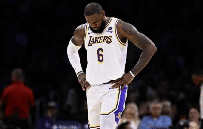 湖人三巨头合砍65分仍提前投降：詹姆斯终结扎心纪录 浓眉一脸落寞