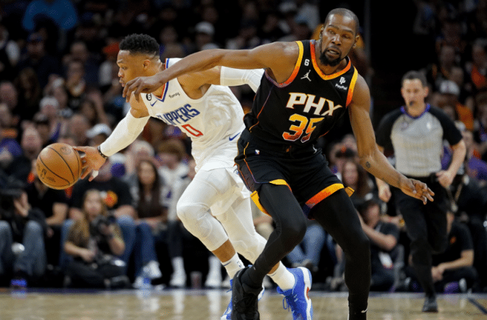 威少帽翻杜兰特引热议：NBA官方第一时间转发 女球迷举标牌力挺威少