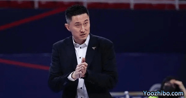 杜锋生气到转圈！周鹏违体撞飞对手，赵睿造犯规，杨毅：低头偷笑